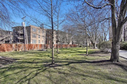 24 Taylor Pl Dr, Saint Louis MO 63108-1986 exterior