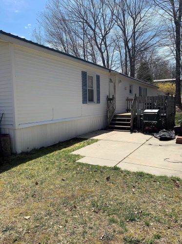 90 Redwood Ave, Concord NH 03301-3519 exterior