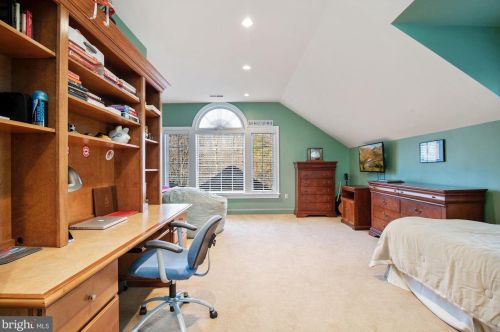 896 Alvermar Rdg Dr, Mc Lean VA 22102-1439 exterior