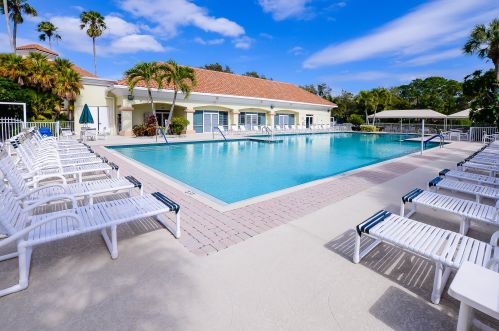 592 Cortina Ln, Fort Pierce FL 34986-1742 exterior