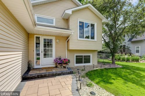 1871 Waterford Ln, Chaska, MN 55318-2854