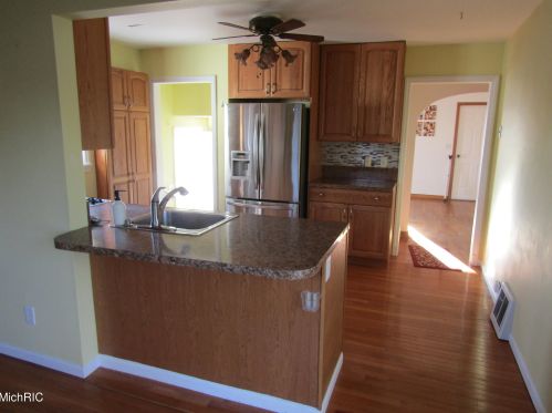 946 Quarterline Rd, Meskegon MI 49444-9705 exterior