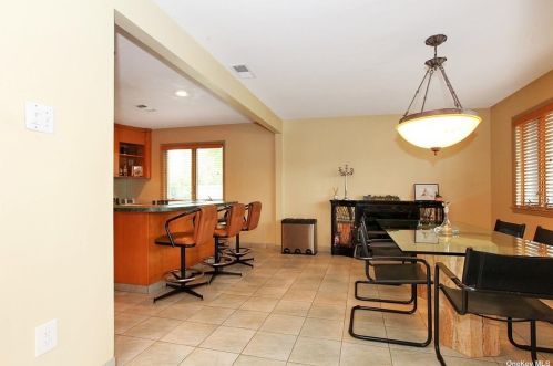 741 Park Ct, Valley Stream NY 11581-3507 exterior