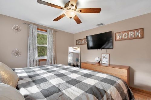 6 Stardust Dr, Enfield CT 06082-5722 exterior