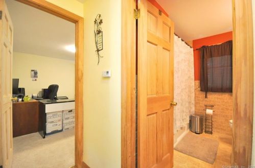 81 White St, Manchester CT 06042-3127 exterior