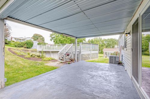 147 Cranbrooke Dr, Moon Twp PA  15108-9118 exterior