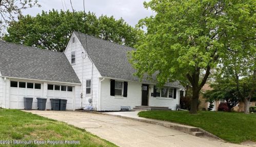 32 Baker Dr, West Long Branch, NJ 07764-1778