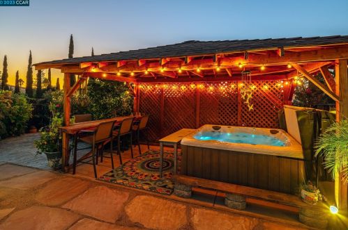 1326 Oregon Dr, Concord CA 94521-4640 exterior