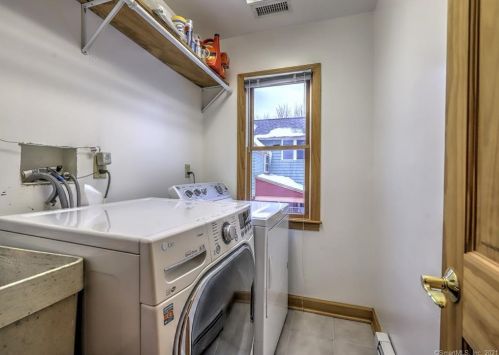 26 Chapel St, Milford CT 06460-7922 exterior