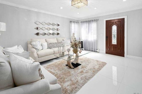 80 Edgeworth St, Valley Stream, NY 11581-3221