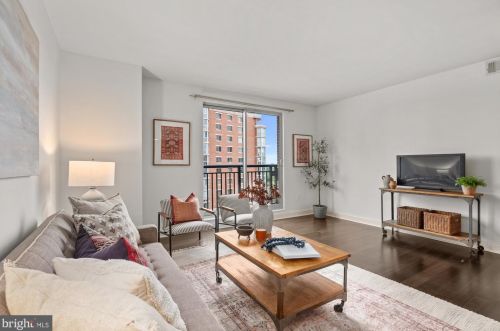 2050 Jamieson Ave, Alexandria VA  22314-6824 exterior