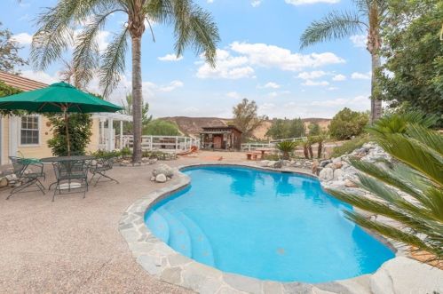 38325 De Portola Rd, Temecula CA 92592-8984 exterior