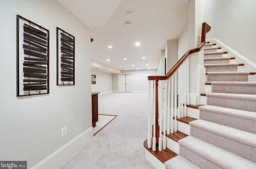 1402 Harvest Xing Dr, Mc Lean VA 22101-5650 exterior