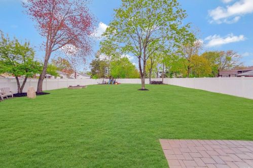 14 Laurel Ln, Commack NY 11725-4110 exterior