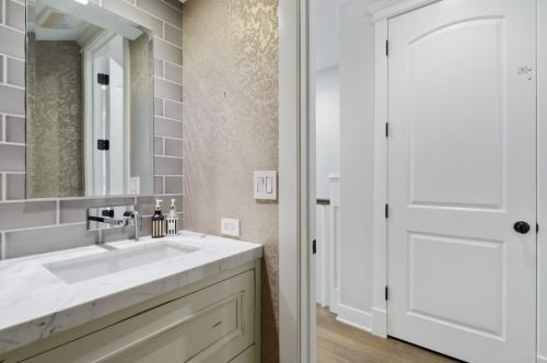 61 Elm St, Chicago IL 60610-2434 exterior