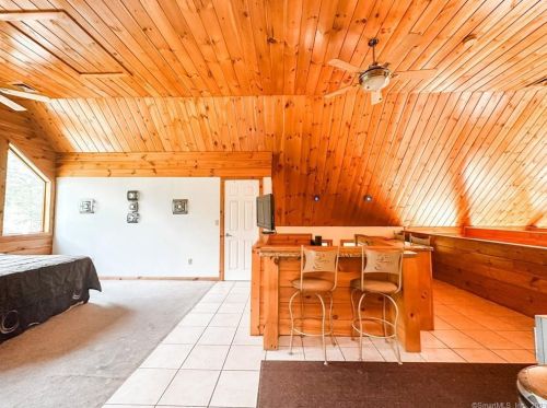 334 Ledge Rd, Killingly CT 06241-1910 exterior