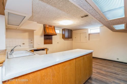 7542 Ainslie St, Chicago IL 60630-2302 exterior