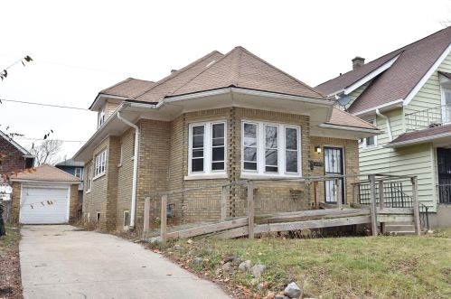 2375 54th St, Milwaukee, WI 53219-2207