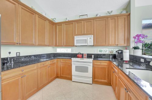 12121 Oakvista Dr, Boynton Beach FL 33437-6352 exterior