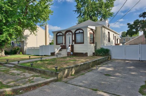 1517 10th St, Babylon NY  11704-3835 exterior