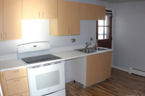 5 Hawthorne St, Manchester CT  06042-3020 exterior