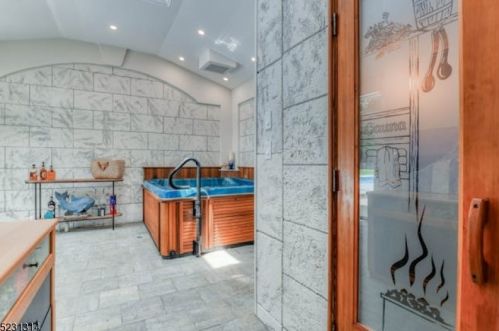 23 Oak Rdg, Springfield NJ 07081-3719 exterior