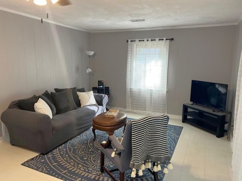 453 Squirrel Rd, Defuniak Springs FL 32433-7682 exterior