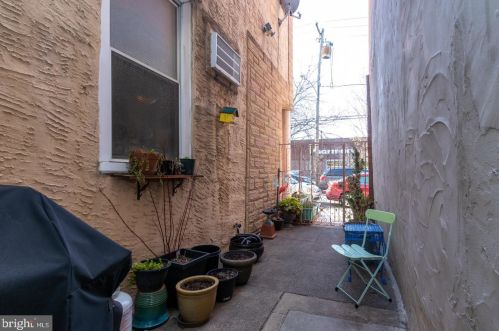 829 Catharine St, Philadelphia PA 19147-2716 exterior