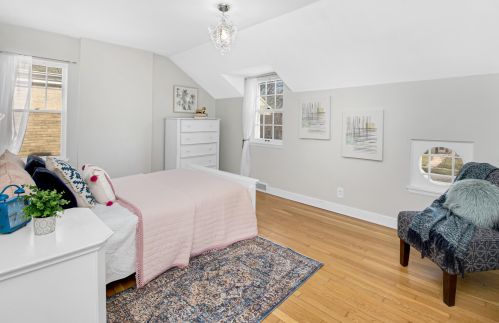 5537 Bay Rdg Ave, Milwaukee WI 53217-5104 exterior