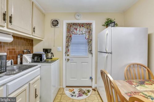 902 Lewis Ave, Rockville MD 20851-2350 exterior