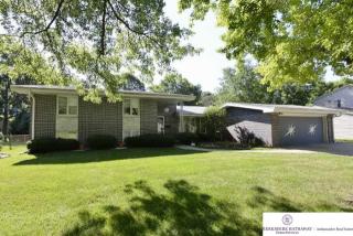 827 Dillon Dr, Omaha NE  68132-1907 exterior