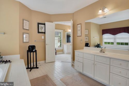 10720 Cloverbrooke Dr, Rockville MD 20854-6372 exterior