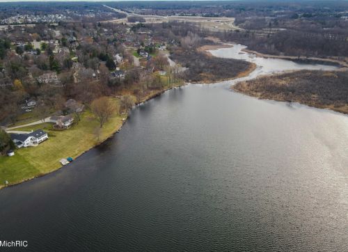 4206 Lk Frst Dr, Kalamazoo MI 49008-3309 exterior