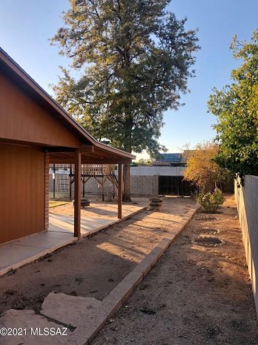 4824 Red Wolf Dr, Tucson AZ 85742-8968 exterior