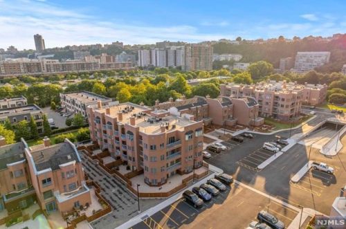 305 Williams Ct, Edgewater NJ 07020-1613 exterior