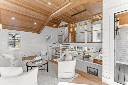 166 Ruggles Ave, Middletown RI 02840-4351 exterior