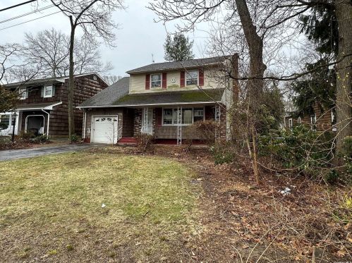 18 Locust Pl, Huntington Station NY  11746-4234 exterior