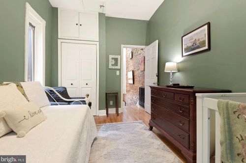 104 7th St, Washington DC  20003-1212 exterior