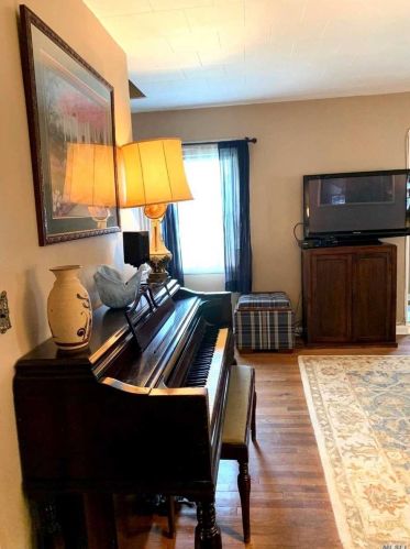 130 Haig Rd, Valley Stream NY 11581-2110 exterior