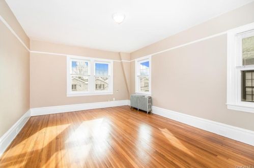 251 239 St, Bronx NY 10470-1811 exterior