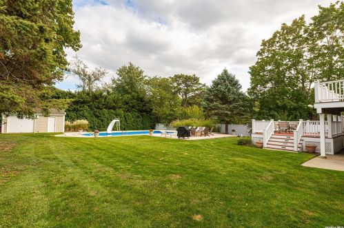 1537 Lincoln Ave, Bohemia NY 11716-4104 exterior