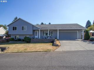 7300 Tracy Suzanne Ct, Portland, OR 97267-2147