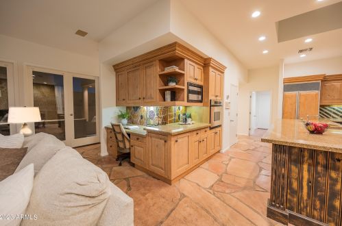 5761 Echo Canyon Cir, Phoenix AZ  85018-1270 exterior