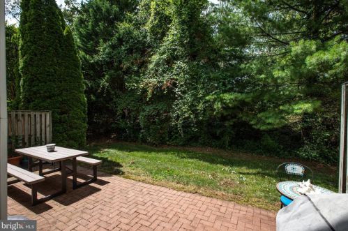 5726 Governors Pond Cir, Alexandria VA  22310-2339 exterior