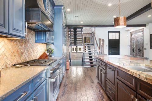 221 Mishawaka Ave, Mishawaka IN 46545-6015 exterior