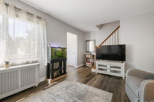 33 Deerfield Dr, Manchester CT 06040-3819 exterior