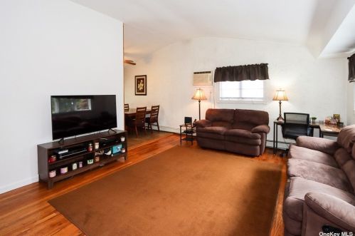 14 Roxbury St, Huntington Station, NY 11746-3919