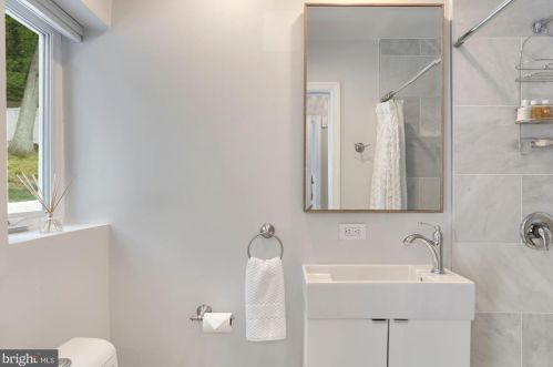 1228 Morningside Ln, Alexandria VA 22308-1042 exterior