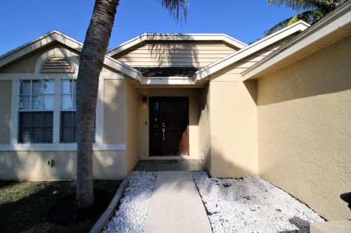 56 Misty Mdw Dr, Boynton Beach FL 33436-8922 exterior