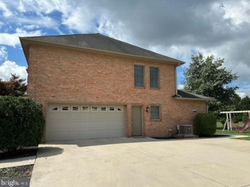 381 Thornhill Dr, Hanover PA  17331-7976 exterior